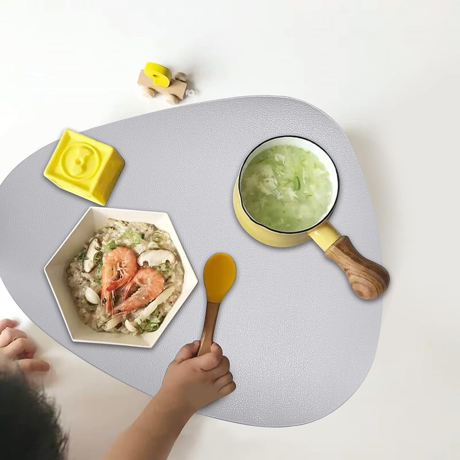 Herda Faux Leather Round Placemats Set of 4 Wipeable Washable Heat Resist Table Mats 24Hr Smart